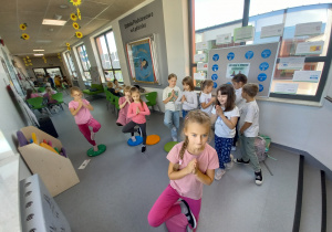 dziewczynki wykonują ćwiczenia w strefie jogi