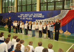 Klasa 2a recytuje słowa hymnu państwowego