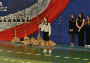 Uczennica klasy 6b śpiewa