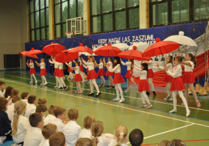 Uczennice klas drugich tańczą