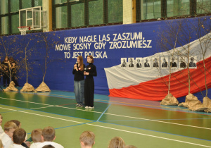 Uczennice klasy 7b recytują