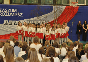 Uczniowie klas trzecich śpiewają