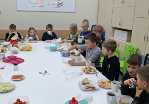 Drugoklasiści przy wspólnym stole