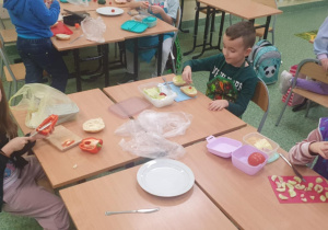 Pierwszaki kroją owoce i warzywa