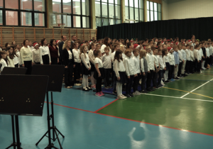 Wspólne śpiewanie hymnu szkoły