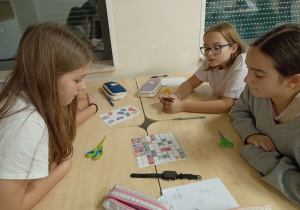 Uczennice z klasy VI układają Sudoku 2
