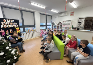 Bibliotekarka czyta książkę „Zimowe zabawy”