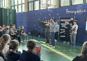 uczniowie biorą udział w doświadczeniu uświadamiającym, ile możemy udźwignąć problemów