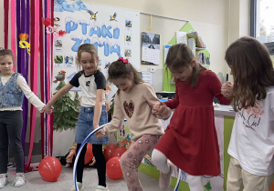 Uczniowie podczas zabawy tanecznej z hula hop.