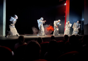 Oglądamy spektakl teatralny MOMO