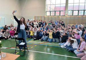 Zdjęcie grupowe uczniów na sali gimnastycznej