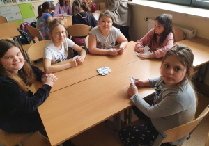 dziewczynki grają w karty matematyczne