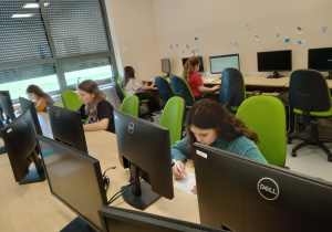 Uczniowie klas 4 uczestniczący w konkursie „Ile wiesz o pieniądzach”