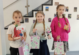 Uczniowie uczestniczący w konkursie Skarbonka: Lena Kotlicka klasa 3a, Maria Maszczyk klasa 3a, Jan Maszczyk klasa 1a