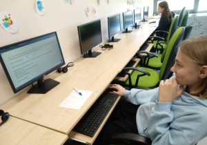 Uczniowie klas 6 uczestniczący w konkursie „Ile wiesz o pieniądzach”