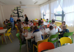 Dzieci jedzą marchewkowe babeczki
