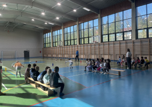 Dzieci na zajęciach sportowych