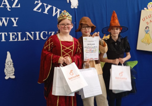 Zwycięska drużyna po otrzymaniu nagród
