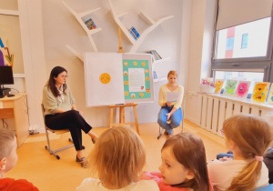 Bibliotekarka czyta bajkę terapeutyczną
