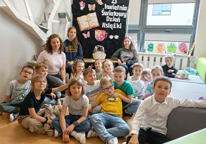 Uczniowie klasy 1a uczestniczący w zajęciach bibliotecznych