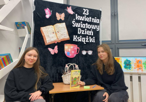 Uczennice klas ósmych w trakcie zajęć bibliotecznych