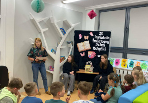 Bibliotekarka opowiada ciekawostki o książkach