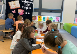 Uczniowie klasy 1b podczas wykonywania pracy plastycznej