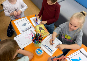 Kreatywni pierwszoklasiści podczas pracy