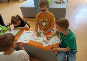 Kreatywni pierwszoklasiści podczas zajęć