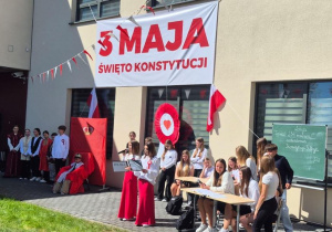 Aktorzy szkolnego przedstawiania podczas wygłaszania swoich kwestii
