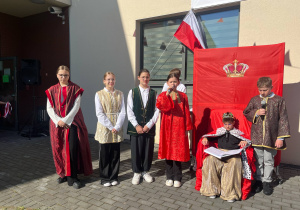 Aktorzy szkolnego przedstawiania podczas wygłaszania swoich kwestii