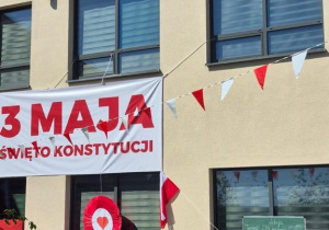 Aktorzy szkolnego przedstawiania podczas wygłaszania swoich kwestii