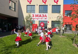 Uczniowie klasy 1b wykonują taniec podczas przedstawienia