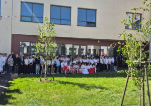 Uczniowie uważnie słuchają przedstawienia