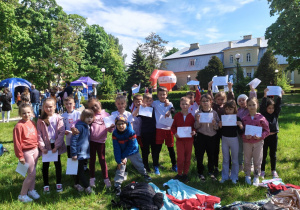 Uczniowie klas pierwszych przygotowują się do biegu.