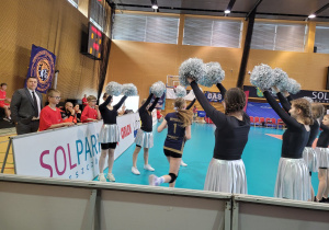 Cheerleaderki wyprowadzające zawodniczki