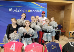 Cheerleaderki z komentatorem