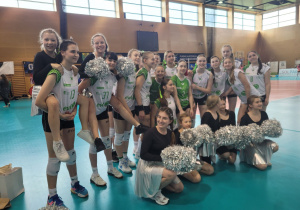 Cheerleaderki ze zwycięską drużyną