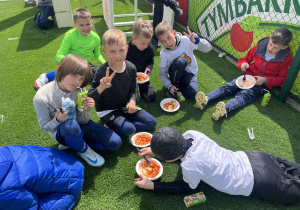 Wspólny posiłek chłopców