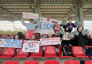 Uczennice klasy 3 dopingują drużynie Copernicus