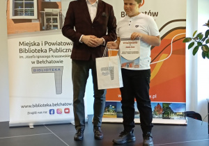 Uczeń odbierający nagrodę