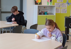Uczestnicy rozwiązujący test konkursowy