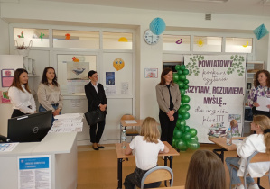 Pani Dyrektor Agnieszka Kowalczyk uroczyście wita przybyłych gości