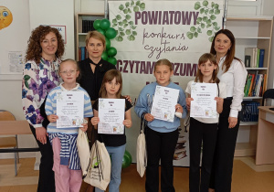 Uczestnicy konkursu ze Szkoły Podstawowej im. Mikołaja Kopernika w Łękińsku wraz z organizatorami
