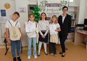 Uczestnicy konkursu ze Szkoły Podstawowej nr 13 w Bełchatowie wraz z opiekunem