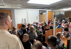 Grupa uczniów podczas wizyty w referacie finansowym gminy