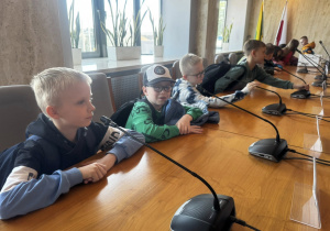 Uczniowie w sali konferencyjnej- szkoda, że nie działały mikrofony