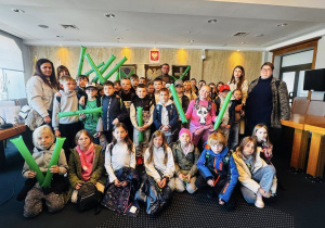 Grupowe zdjęcie w sali konferencyjnej