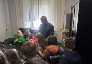 Uczniowie poznają tajniki pracy policjanta i procedury stosowane w służbie