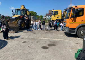 Uczniowie wsiadają do koparki, poznając jej mechanizmy i sposób obsługi